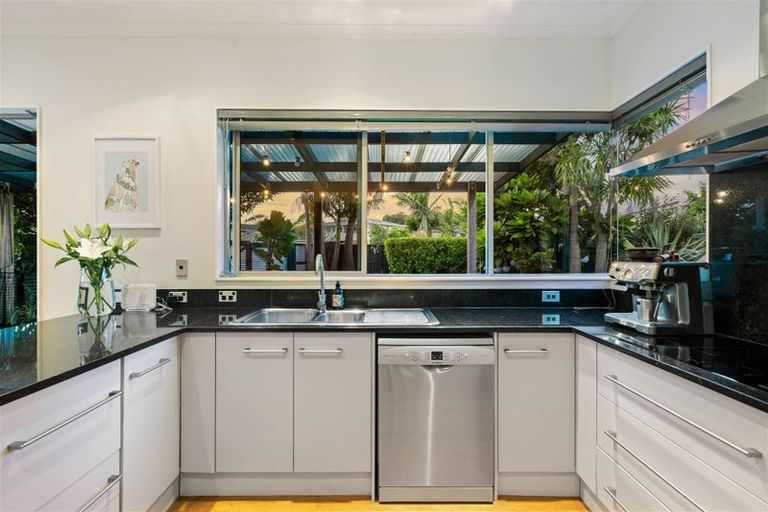 Photo of property in 1 Walton Street, Red Beach, 0932