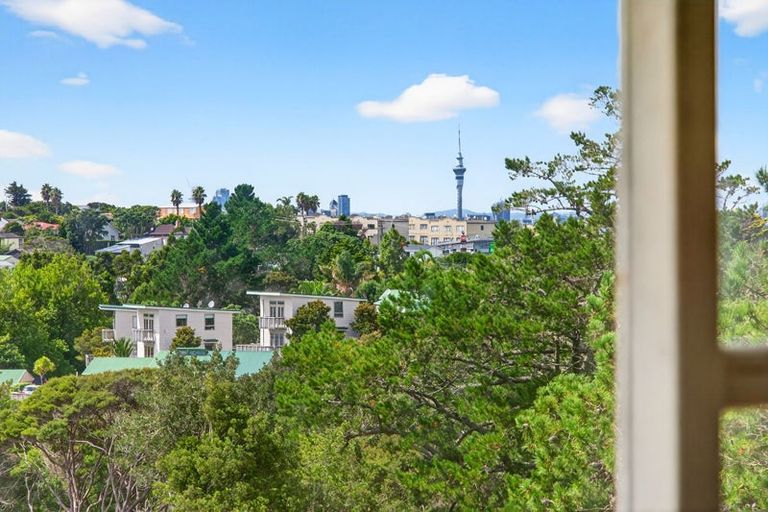 Photo of property in 5 Verran Road, Birkenhead, Auckland, 0626