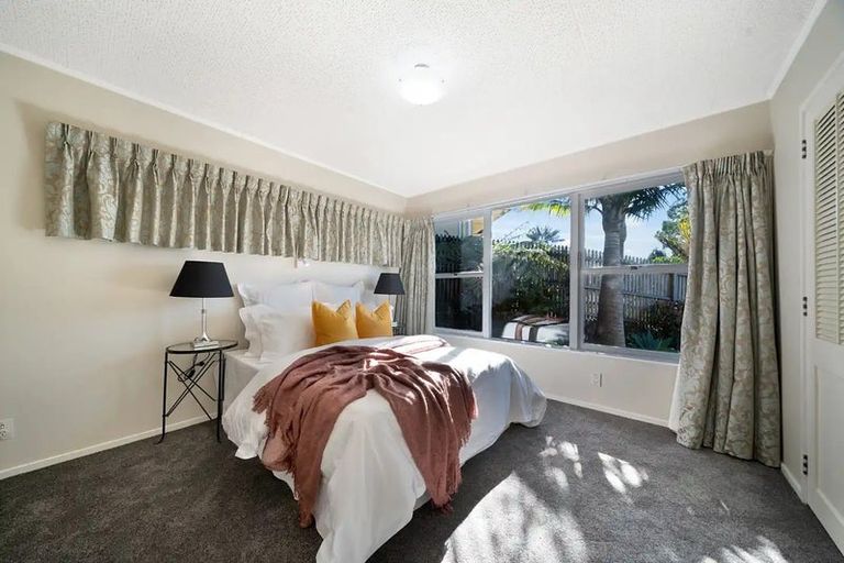 Photo of property in 28 Manhattan Heights, Glendene, Auckland, 0602