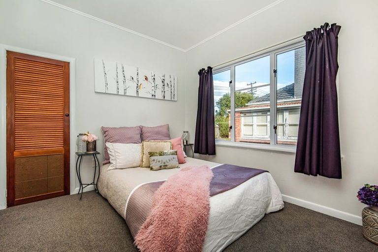Photo of property in 72 Lynwood Road, New Lynn, Auckland, 0600