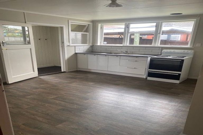 Photo of property in 3164 Great North Road, New Lynn, Auckland, 0600