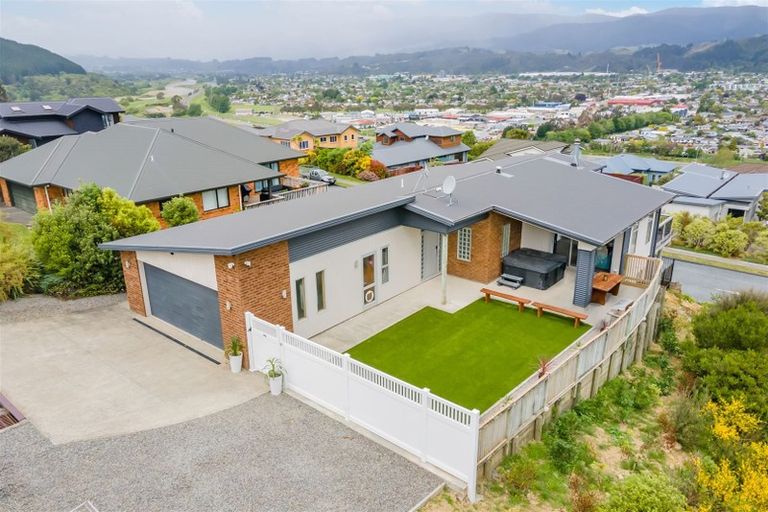 Photo of property in 15 James Nairn Grove, Riverstone Terraces, Upper Hutt, 5018