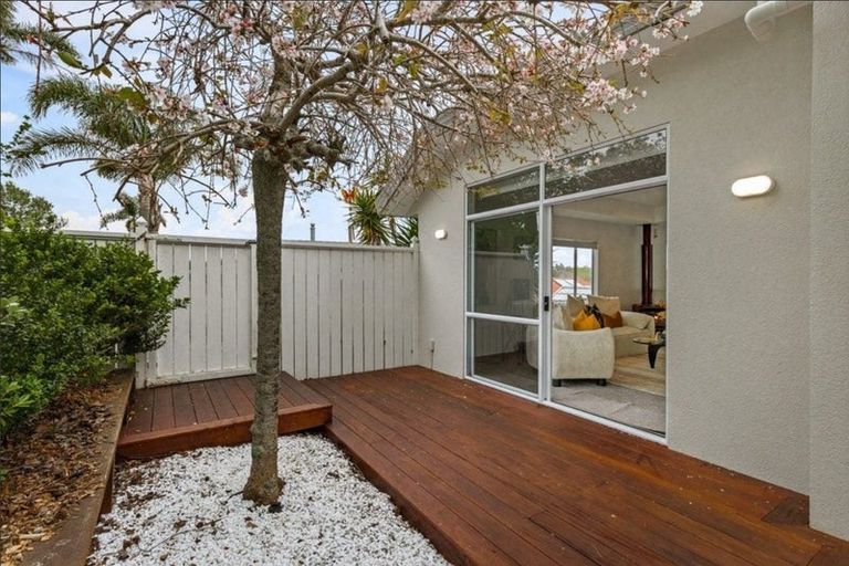 Photo of property in 5 Oystergrove Road, West Harbour, Auckland, 0618