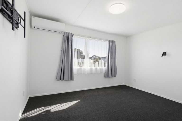 Photo of property in 26 Cumberland Place, Kelvin Grove, Palmerston North, 4414