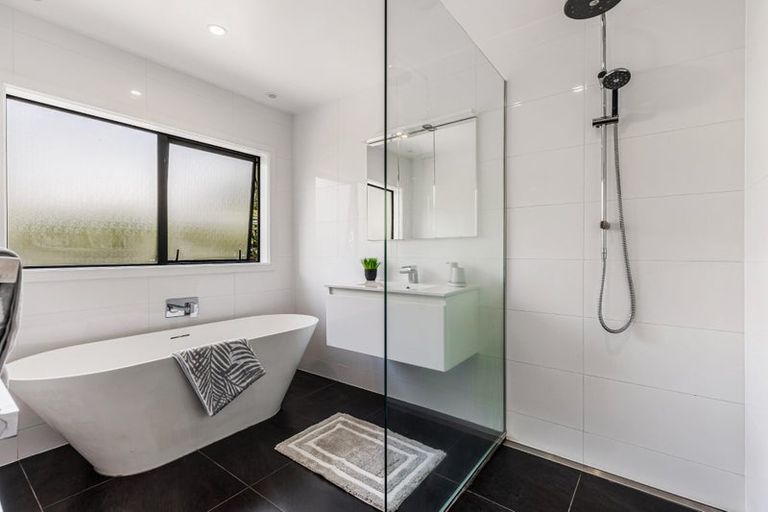 Photo of property in 7 Landmark Drive, Te Atatu Peninsula, Auckland, 0610