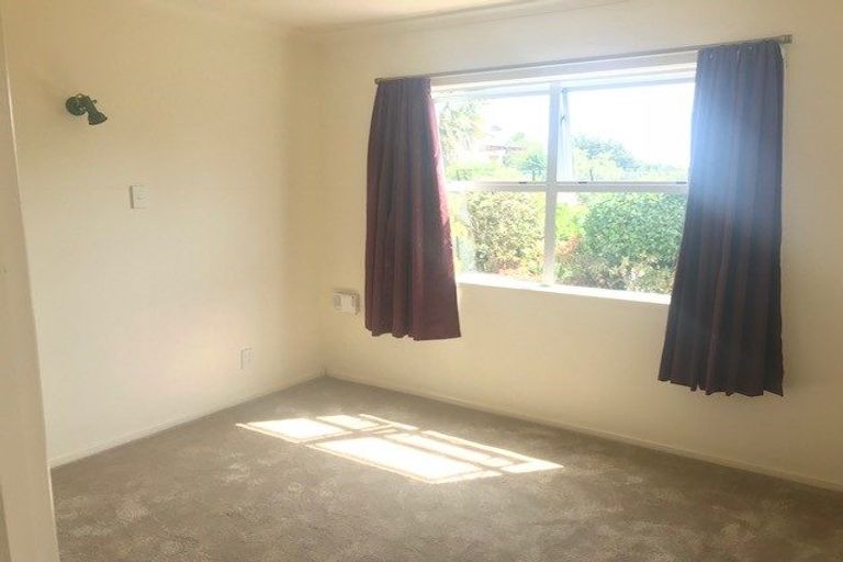 Photo of property in 11 Valkyria Place, Beach Haven, Auckland, 0626