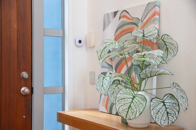 Photo of property in 9 Springwater Vale, Unsworth Heights, Auckland, 0632