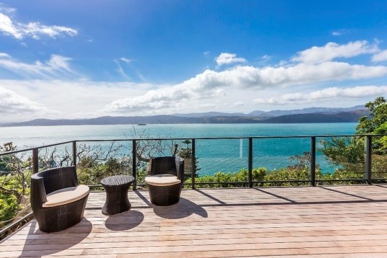 Photo of property in 67 Pretoria Road, Karaka Bays, Wellington, 6022