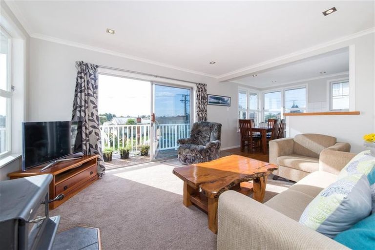 Photo of property in 10 Kaweka Street, New Lynn, Auckland, 0600