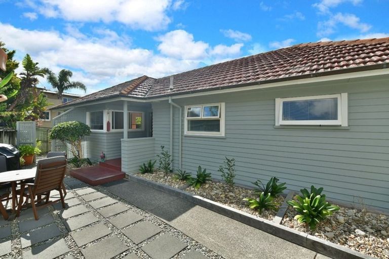 Photo of property in 26 Pohutukawa Avenue, Red Beach, 0932