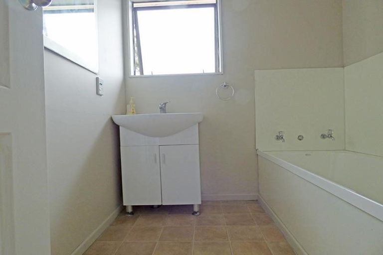 Photo of property in 8 Woodside Road, Massey, Auckland, 0614