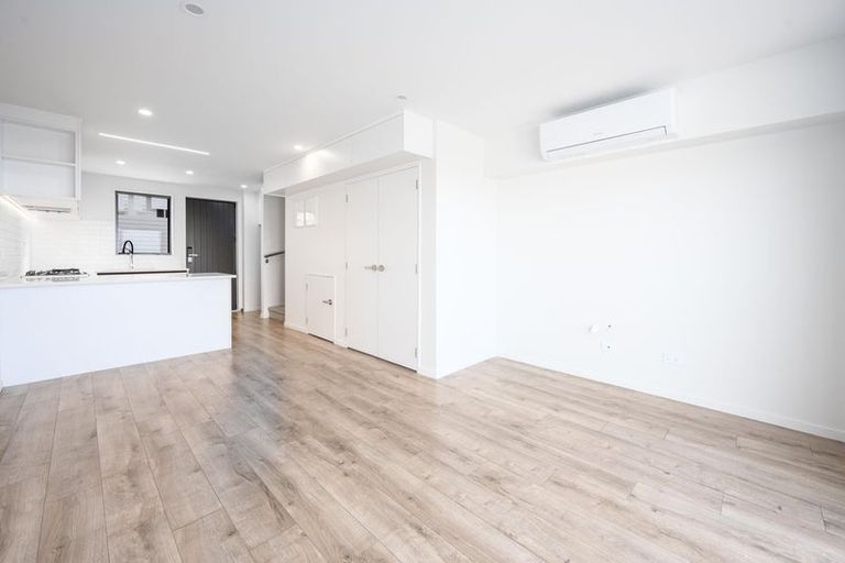 Photo of property in 4/737 East Coast Road, Browns Bay, Auckland, 0630
