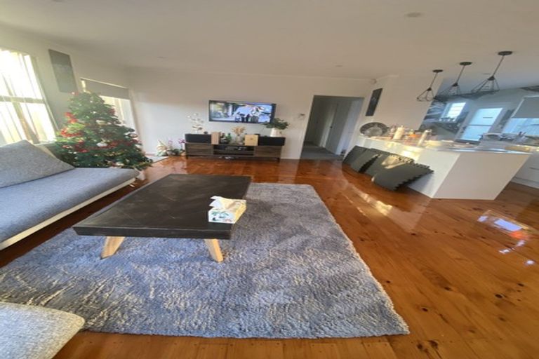 Photo of property in 1/30 Sunnyfield Crescent, Glenfield, Auckland, 0629