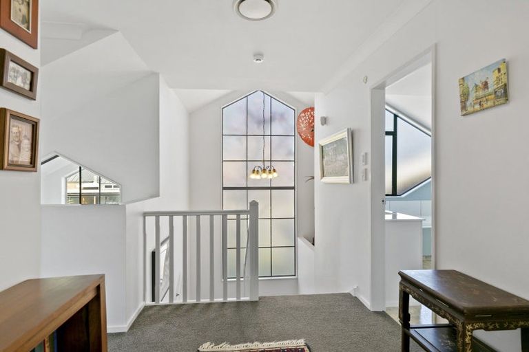 Photo of property in 104 Westchester Drive, Churton Park, Wellington, 6037