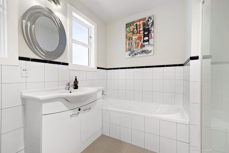 Photo of property in 37 Randwick Road, Northland, Wellington, 6012