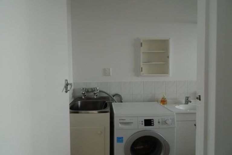 Photo of property in 170c Queen Street, Northcote Point, Auckland, 0627