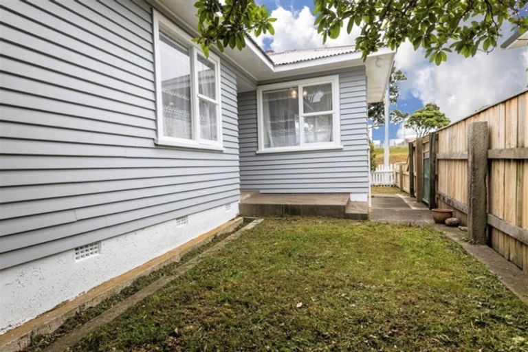 Photo of property in 58 Broderick Road, Johnsonville, Wellington, 6037