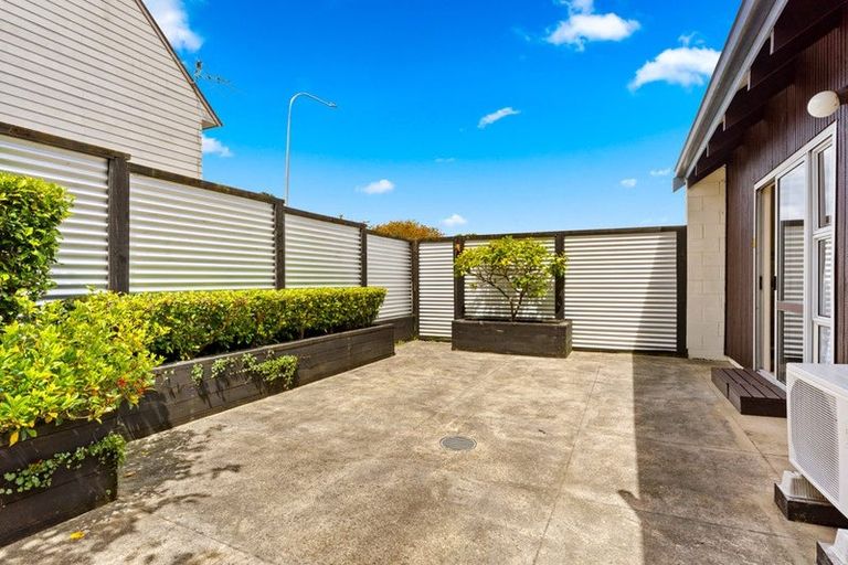 Photo of property in 1/1 Gatman Street, Birkdale, Auckland, 0626