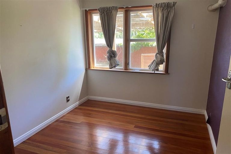 Photo of property in 19 Pinkerton Grove, Newlands, Wellington, 6037