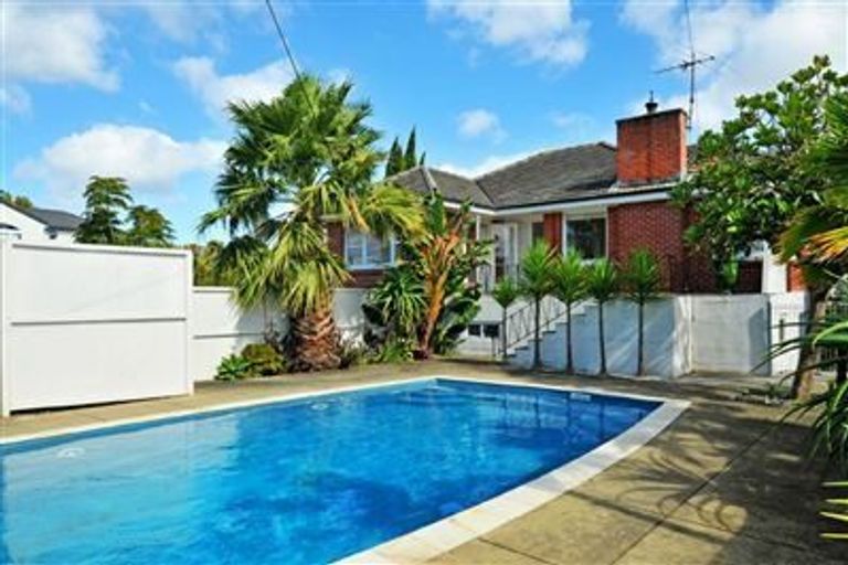 Photo of property in 84 Aberdeen Road, Campbells Bay, Auckland, 0620