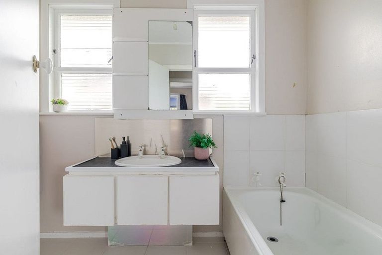 Photo of property in 10 Stoke Place, Awapuni, Palmerston North, 4412