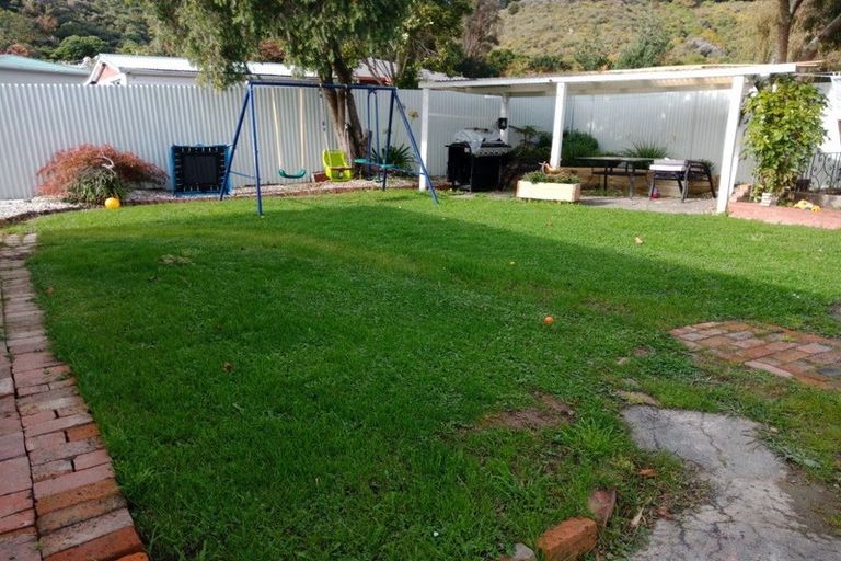 Photo of property in 5 Prestige Place, Maoribank, Upper Hutt, 5018