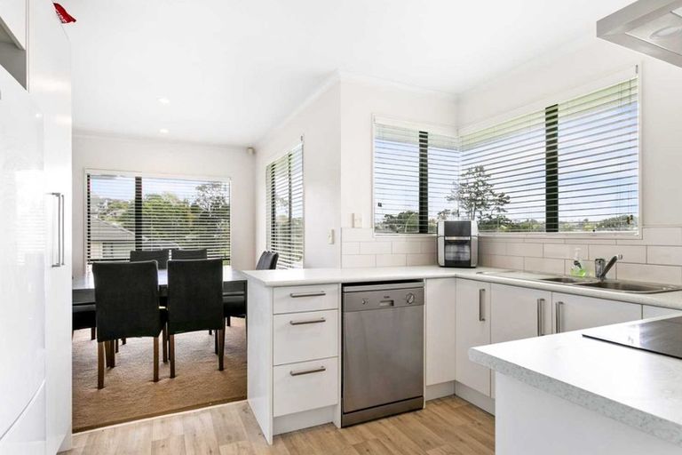 Photo of property in 32 Hewlett Road, Massey, Auckland, 0614