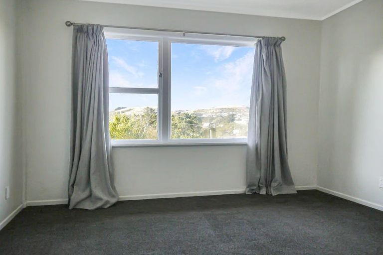 Photo of property in 34 Stewart Drive, Newlands, Wellington, 6037