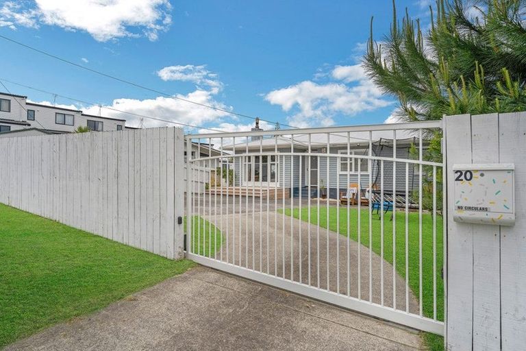 Photo of property in 20 Sylvan Crescent, Te Atatu South, Auckland, 0610