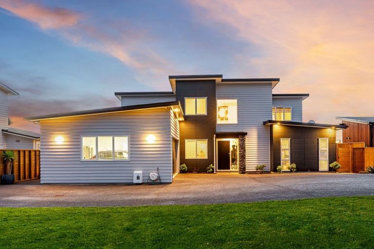 Photo of property in 3 Okataina Way, Aotea, Porirua, 5024