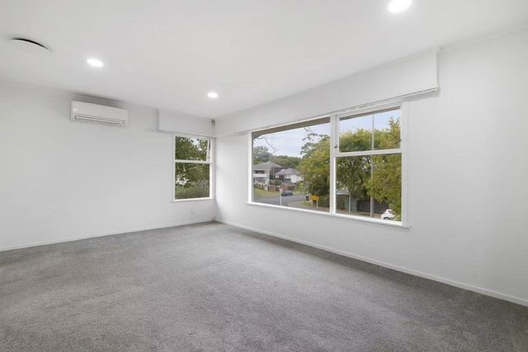 Photo of property in 33 Claverdon Drive, Massey, Auckland, 0614