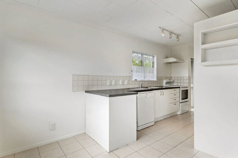 Photo of property in 2/8 Helena Street, Massey, Auckland, 0614