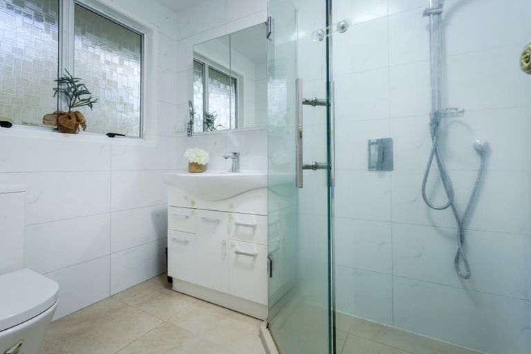 Photo of property in 16 West Glade Crescent, Birkenhead, Auckland, 0626