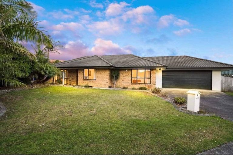 Photo of property in 8 Frank Bunce Grove, Flat Bush, Auckland, 2019