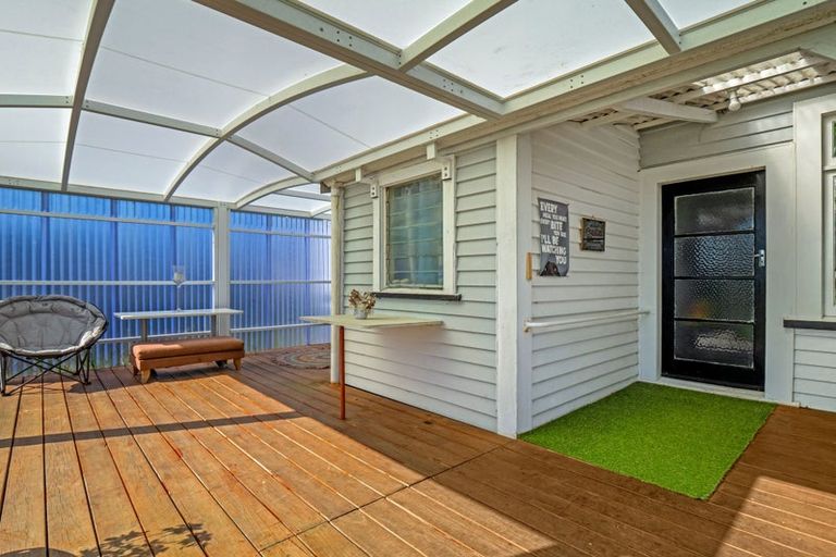 Photo of property in 11 Bear Street, Waverley, 4510