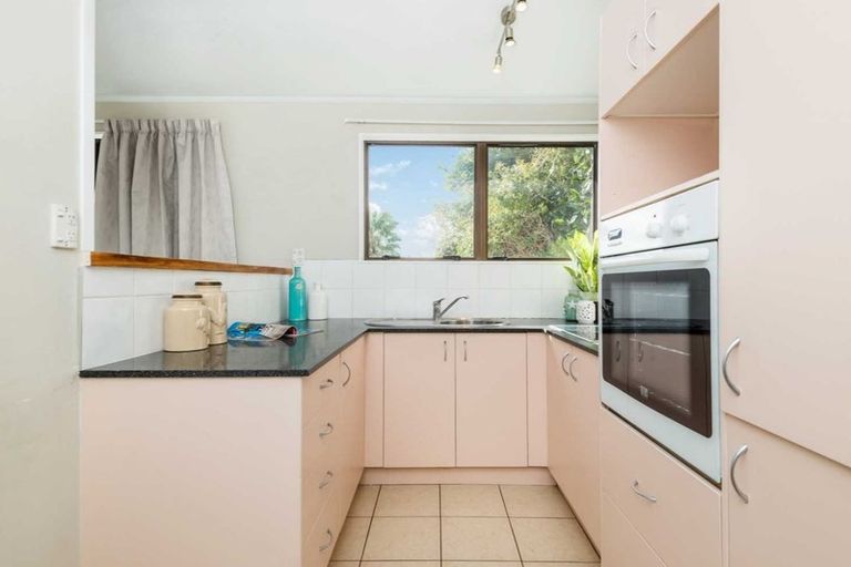 Photo of property in 12 Halloran Place, Massey, Auckland, 0614