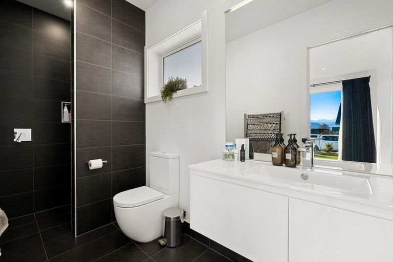 Photo of property in 33 Little Alpha Loop, Wanaka, 9305