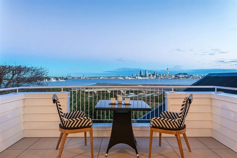 Photo of property in 25 Sylvan Avenue, Northcote, Auckland, 0627