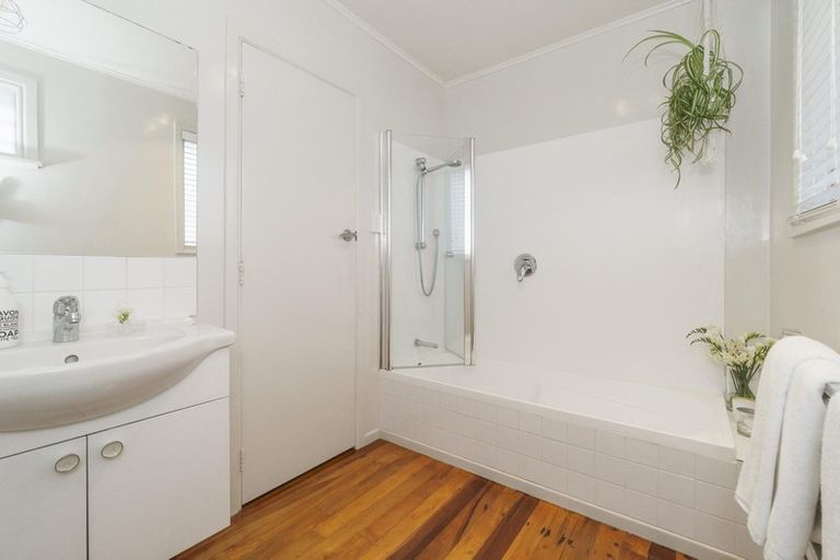 Photo of property in 38 Graham Avenue, Te Atatu Peninsula, Auckland, 0610