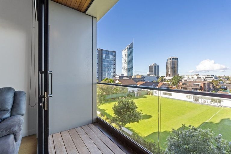 Photo of property in Frank Sargeson Apts, 207/74 Anzac Street, Takapuna, Auckland, 0622