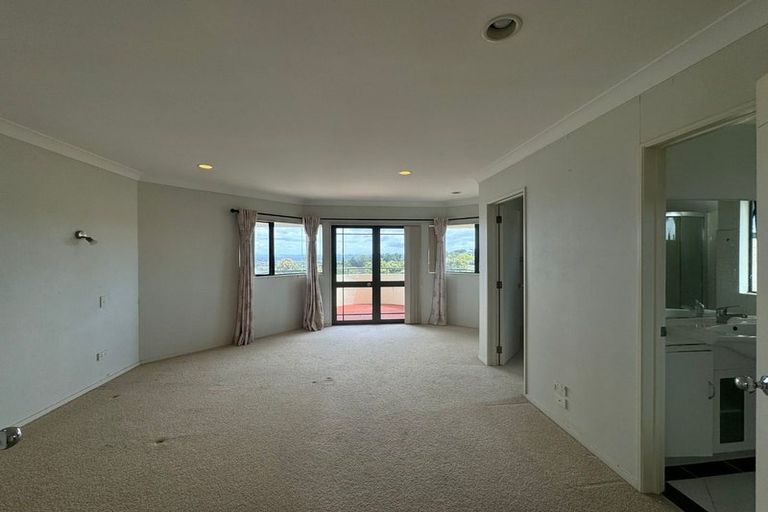 Photo of property in 1 Capistrano Mews, Goodwood Heights, Auckland, 2105