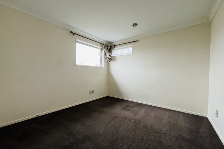 Photo of property in 8 The Rosebowl, Sunnyhills, Auckland, 2010