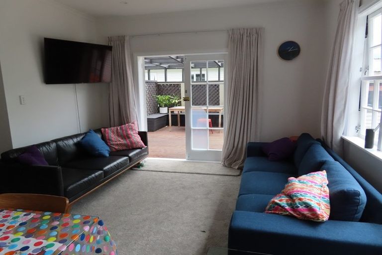 Photo of property in 43 Saint Ronans Avenue, Waterloo, Lower Hutt, 5011