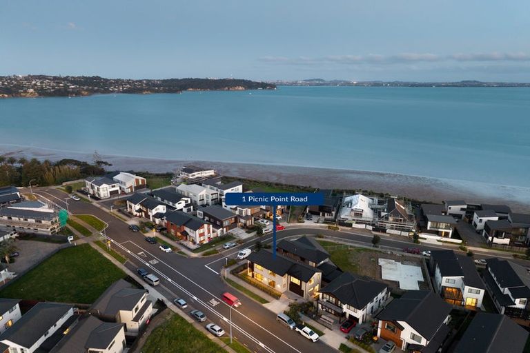 Photo of property in 1 Picnic Point Road, Hobsonville, Auckland, 0616