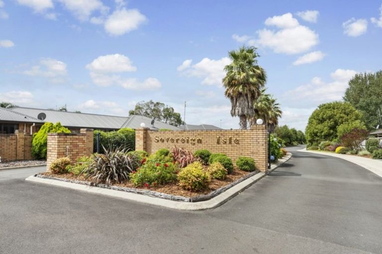 Photo of property in 28 Sovereign Isle Lane, Rototuna, Hamilton, 3210