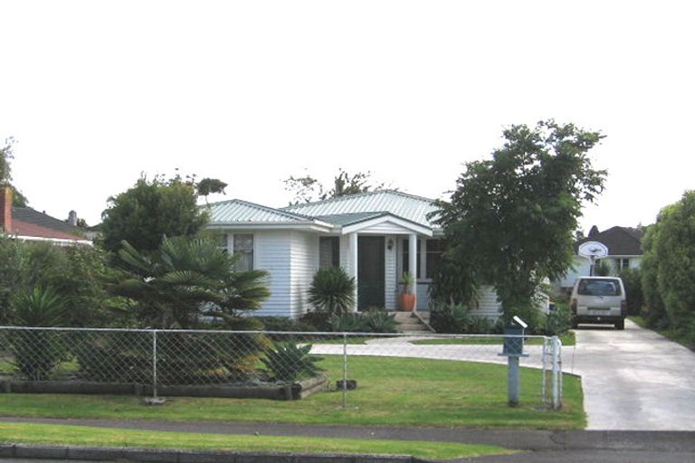 Photo of property in 27 Taikata Road, Te Atatu Peninsula, Auckland, 0610