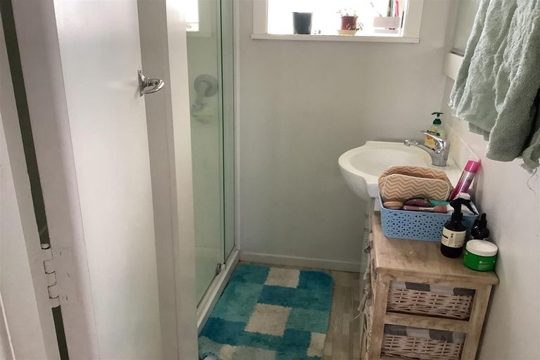 Photo of property in 18 Seaview Road, Glenfield, Auckland, 0629