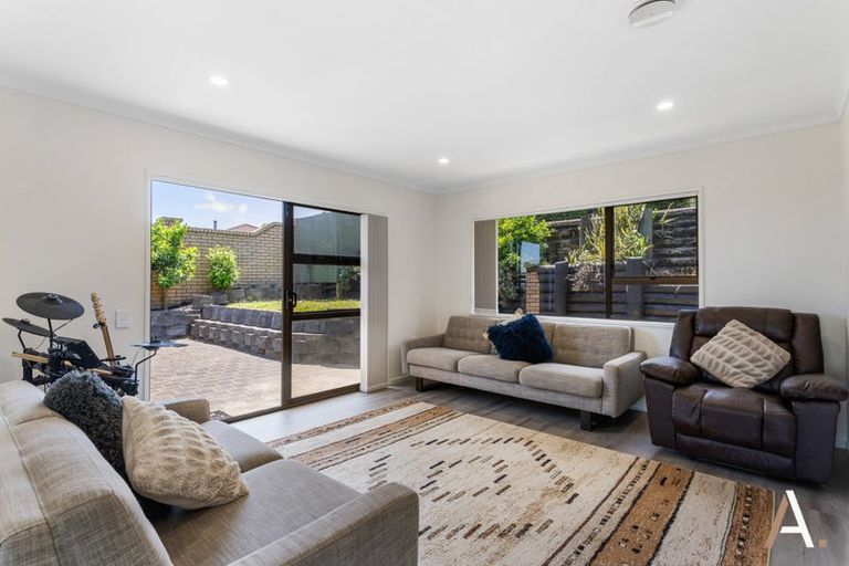 Photo of property in 4 Kingsclere Place, Goodwood Heights, Auckland, 2105