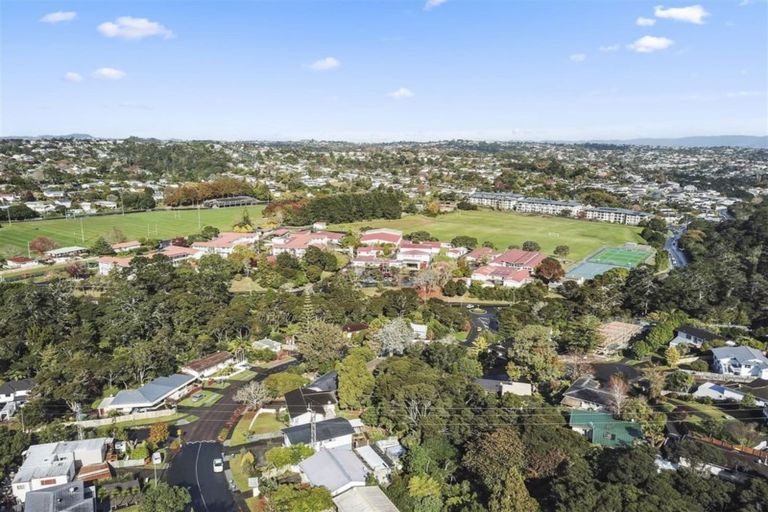 Photo of property in 1/3 Mcquoid Place, Glenfield, Auckland, 0629