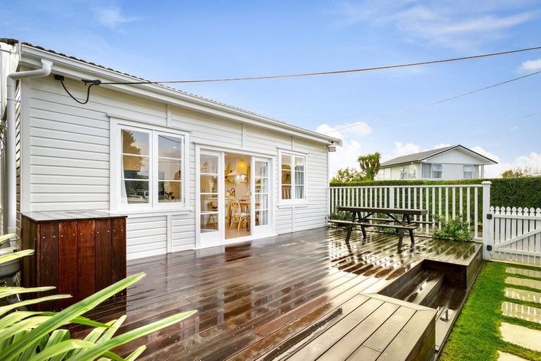 Photo of property in 28 Rewarewa Road, Te Atatu Peninsula, Auckland, 0610